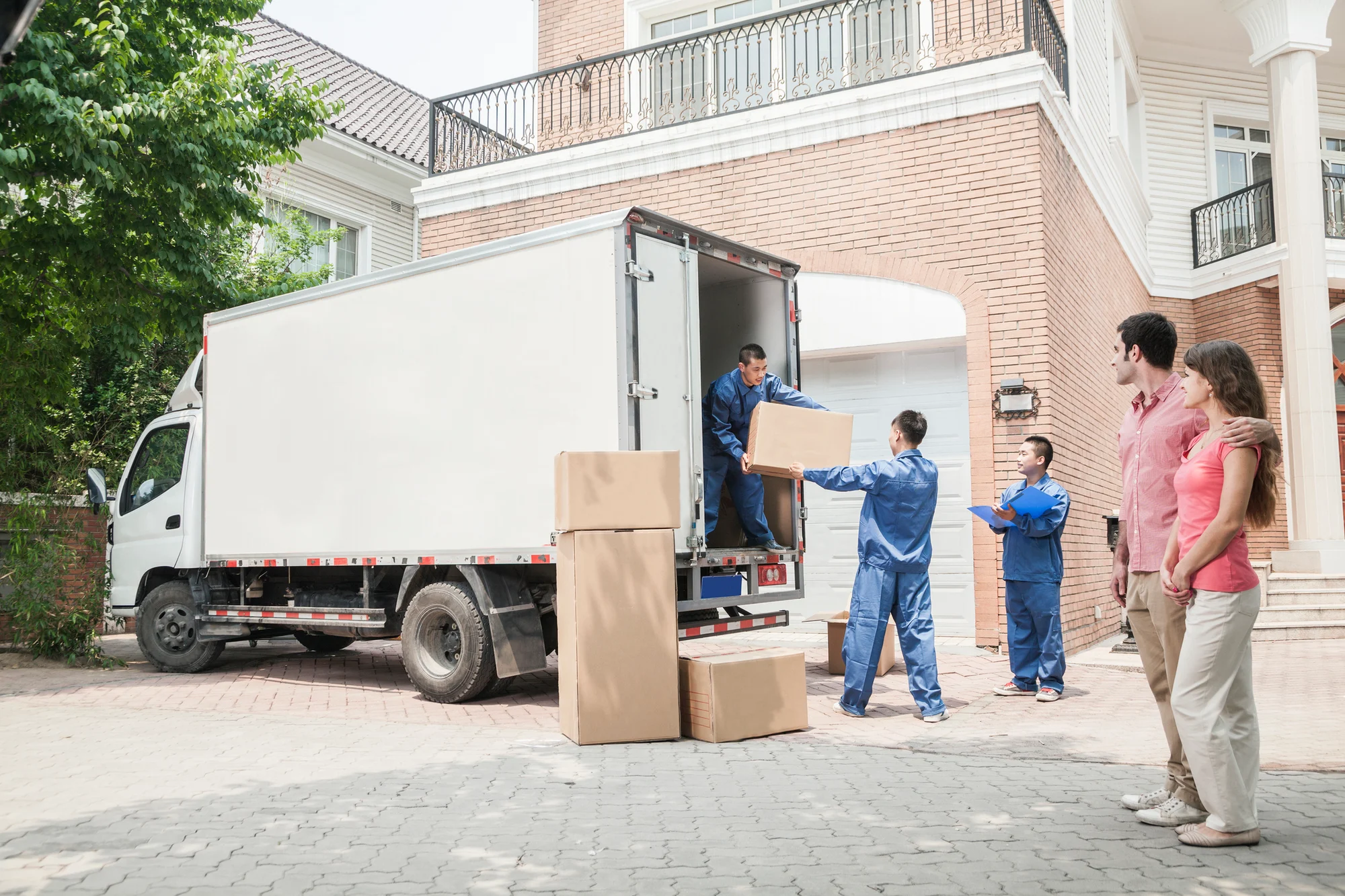 Moving truck hire