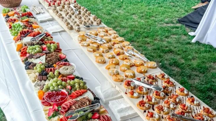 Wedding Cocktail Hour: How to Feed 100 Guests Without a Single Fork